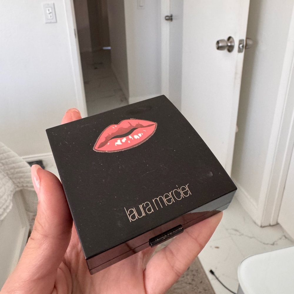 Laura Mercier matte radiance baked powder highlighter